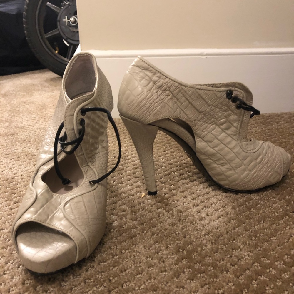 Heels - Picture 3 of 3